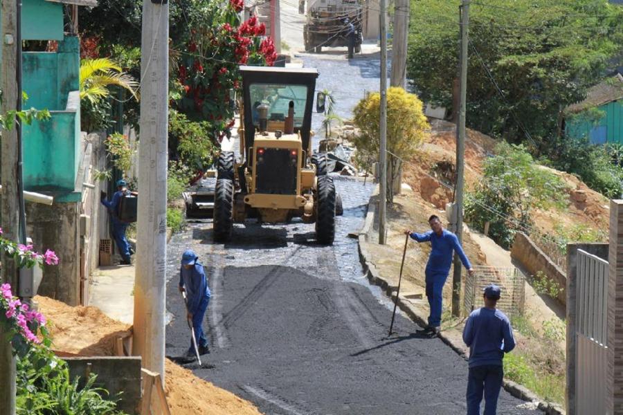 Rua Celestino José de Barros em Areinha recebe a primeira camada asfáltica