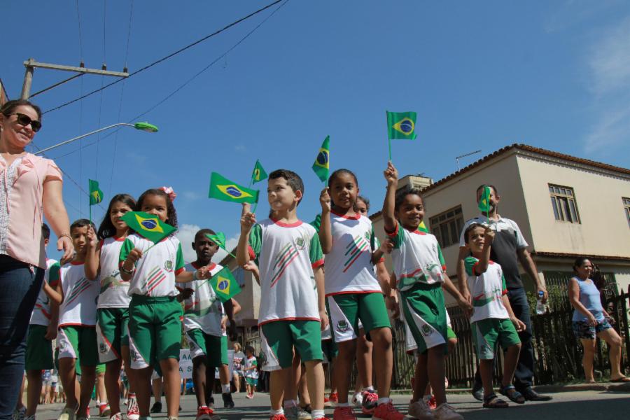 Desfile cívico abre celebrações do Dia da Independência em Viana