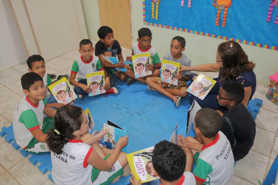 Terceiro livro do projeto de leitura é entregue para alunos da EMEF Ulisses