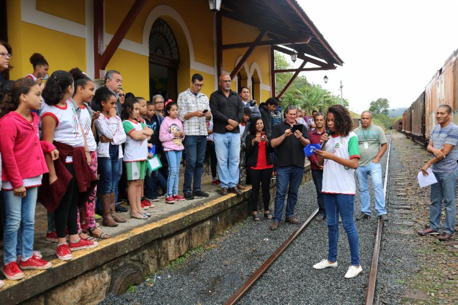 Alunos homenageiam a Pátria durante o Viana Estação Cultural