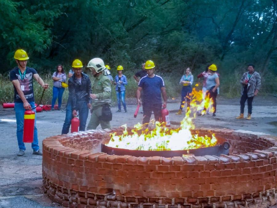 Voluntários dos núcleos comunitários participam de treinamento de combate a incêndio