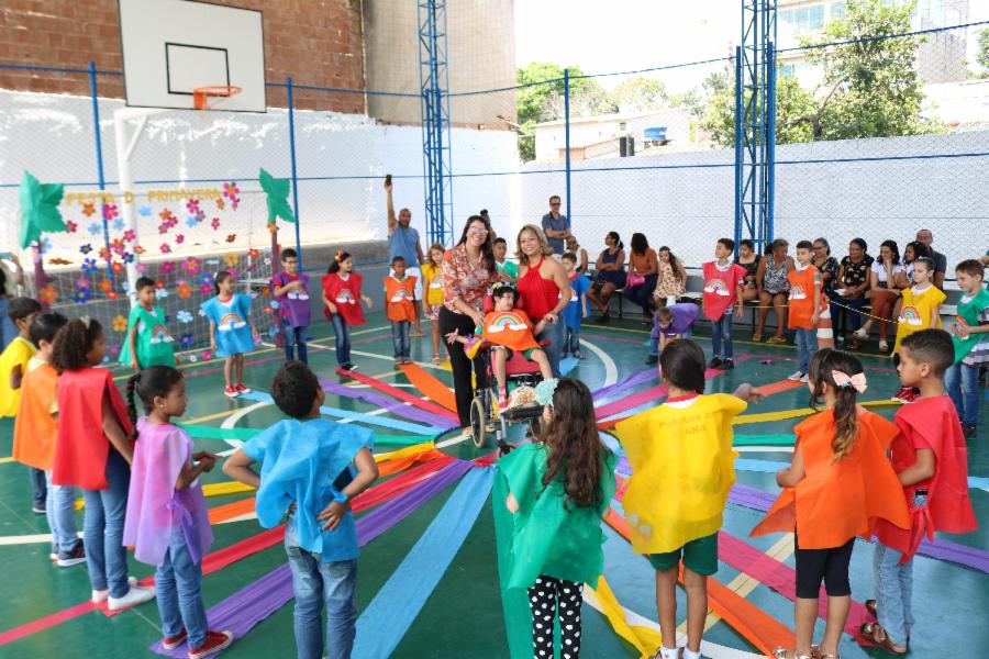 Profissionais da Educação Especial retratados em exposição fotográfica