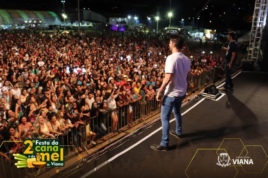 Festa da Cana e do Mel: show de Munhoz e Mariano reúne mais de 15 mil pessoas em Viana