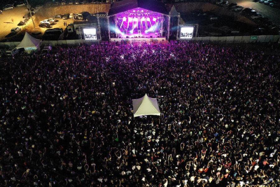 Felipe Araújo agita 60 mil pessoas na terceira noite da Festa da Cana e do Mel