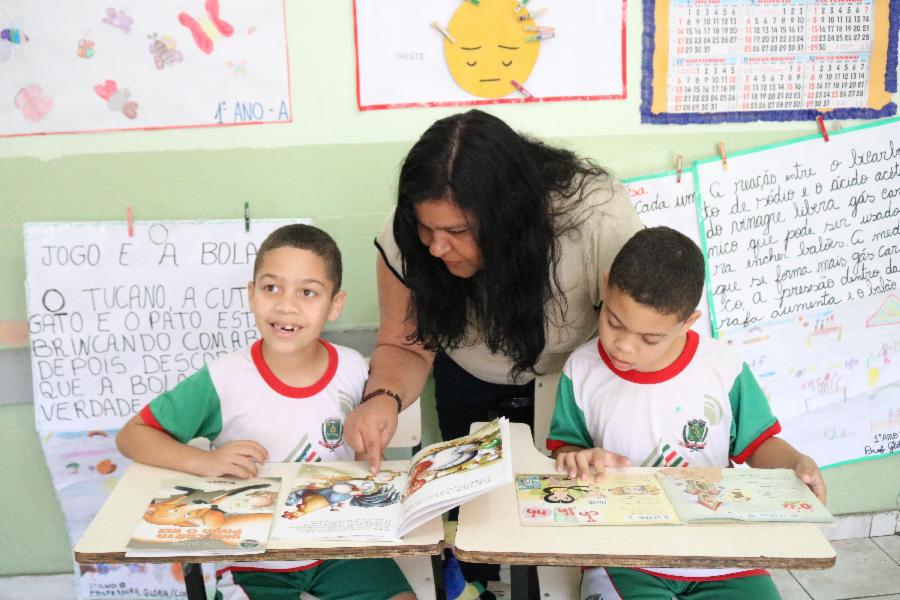 Professora transforma vida de gêmeos autistas em escola de Viana