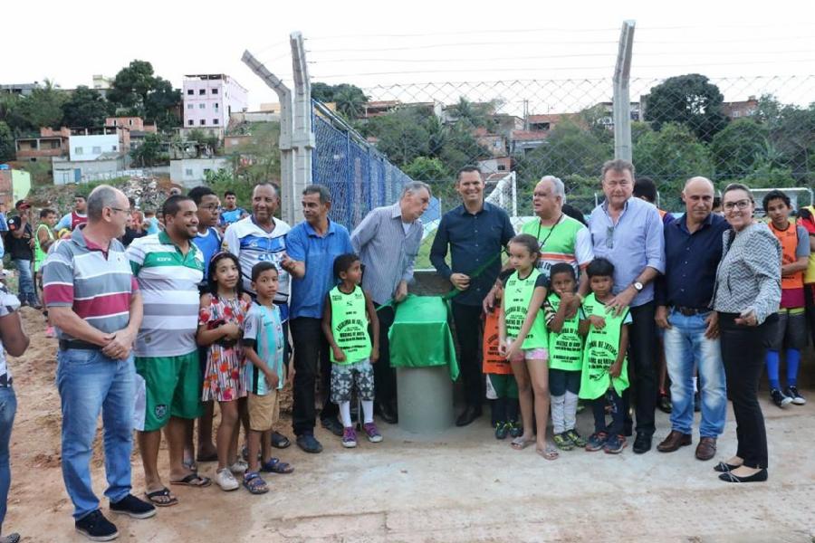 Prefeito inaugura campo de futebol e assina OS para reforma da Praça de Marcílio