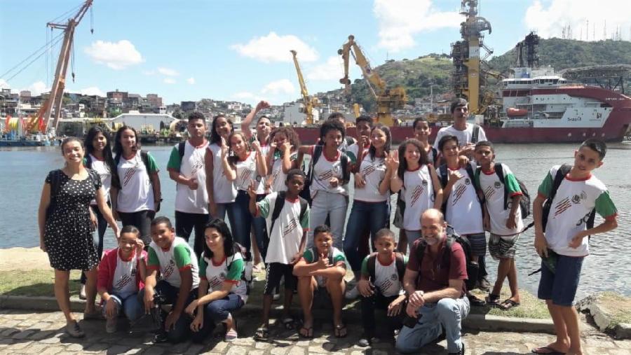 Alunos da EMEF Tancredo visitam exposição fotográfica no Museu Vale