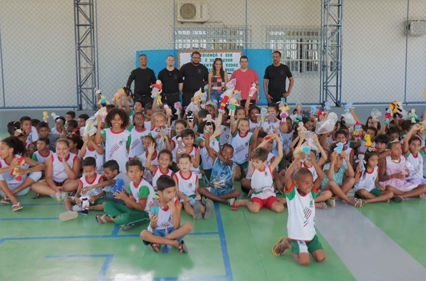 Bonecos confeccionados por detentos alegram o Dia das Crianças em escola de Viana