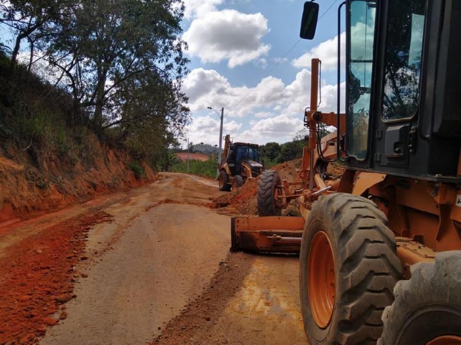 Estrada de Perobas recebe melhorias