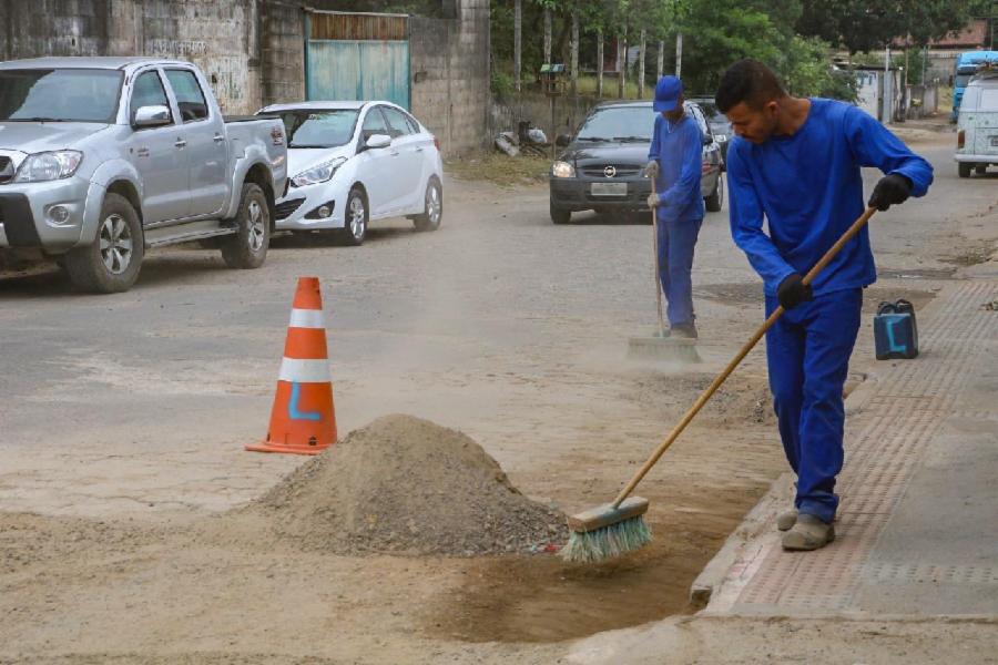 Rua de Arlindo Villaschi recebe limpeza para pavimentação asfáltica