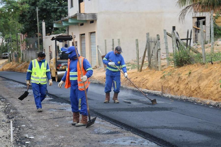 Rua Guarapari recebe camada de asfalto