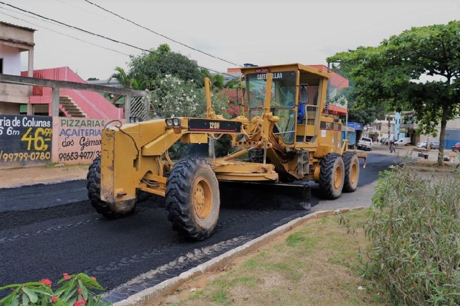 Rua Natal e Pedra Azul recebem primeira camada de asfalto