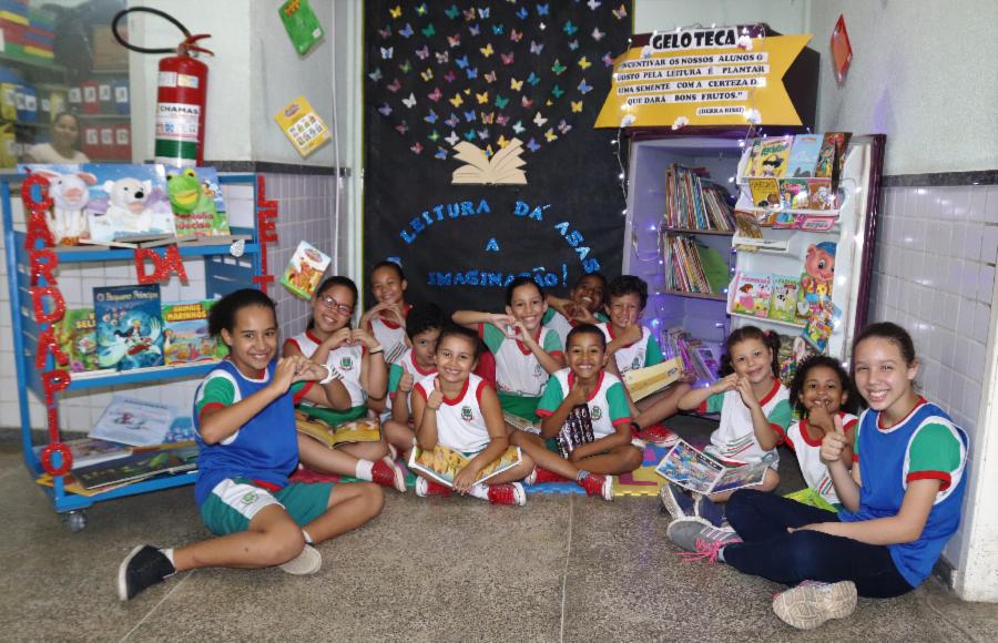 Geladeira vira estante de livros e incentiva leitura durante o recreio