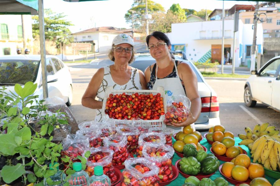 Fruta da estação na Feira do Produtor Rural de Viana