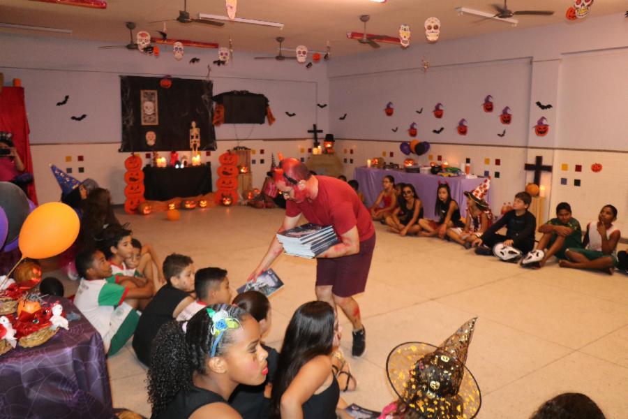 Halloween é tema de atividade em escola durante releitura de livro do projeto de leitura