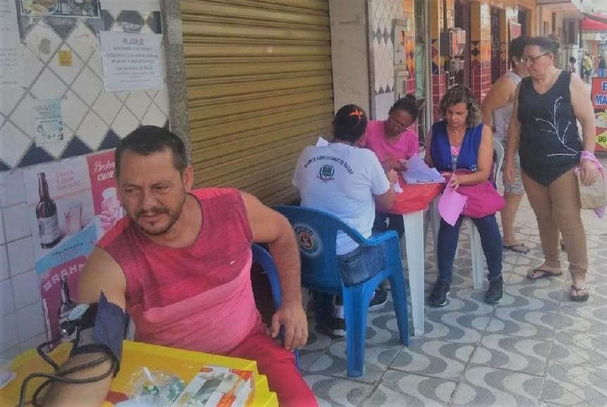 Equipe da US de Marcílio de Noronha realiza ação de orientação em feira livre