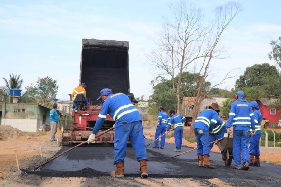 Rua X, em Campo Verde, recebe primeira camada de asfalto