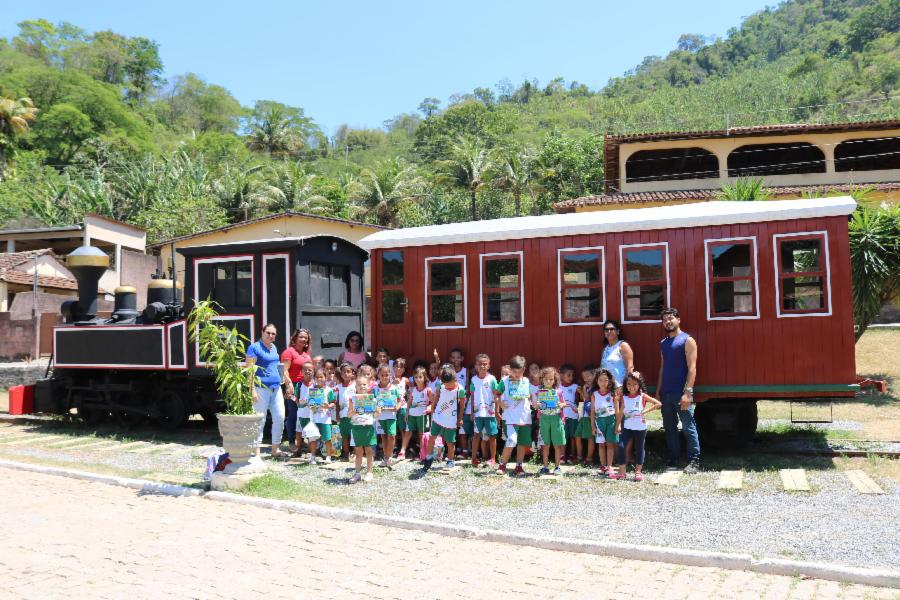 Alunos de Industrial visitam Estação Ferroviária durante atividade do projeto de leitura