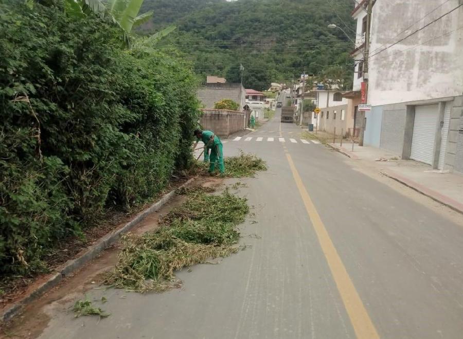 Ruas da Ribeira recebem equipe de limpeza nesta segunda (16)