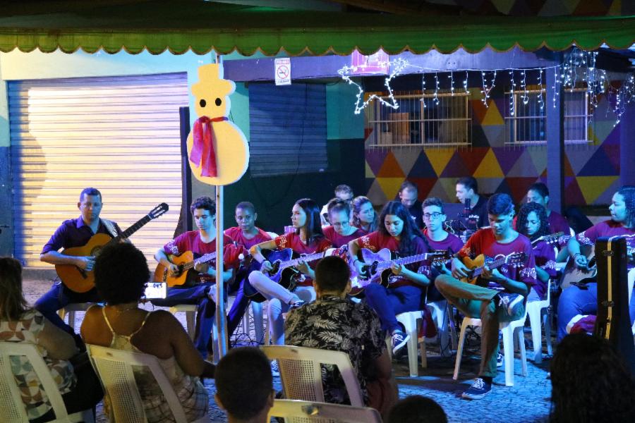 Orquestra de Violões Bom Pastor se apresenta em Viana