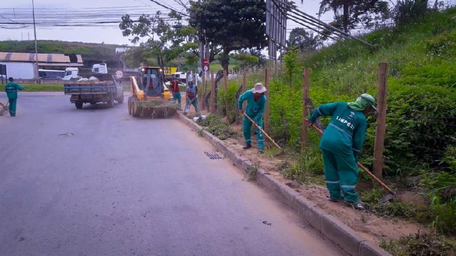 Ruas de Universal e Vila Nova recebem equipe de limpeza