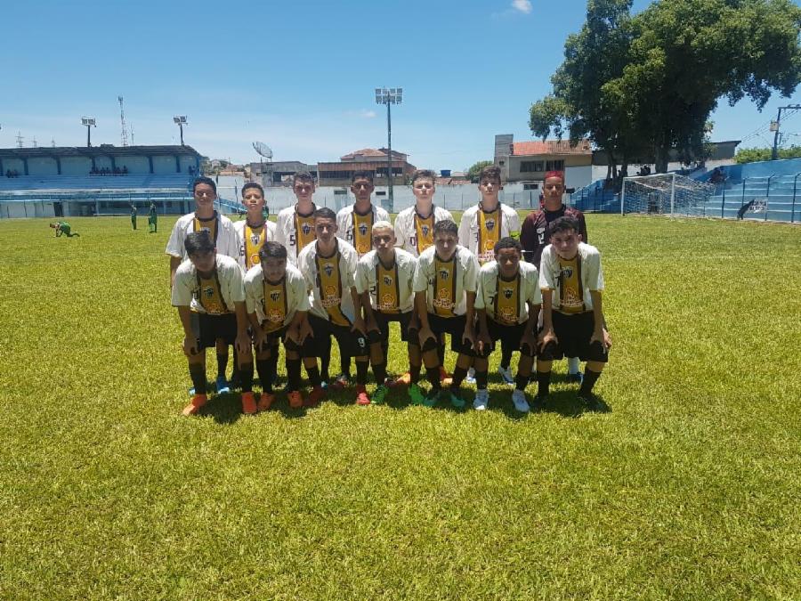 Adolescentes representam Viana em competição estadual de futebol