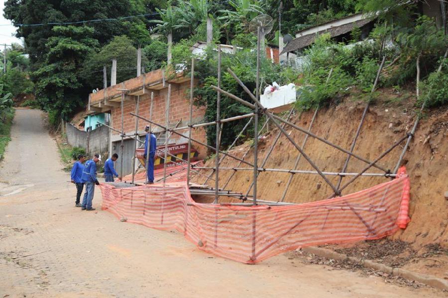 Obras prepara construção de muro de contenção em Universal