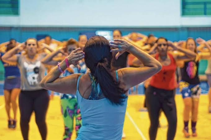 Ritmo da zumba anima as noites de verão em Viana