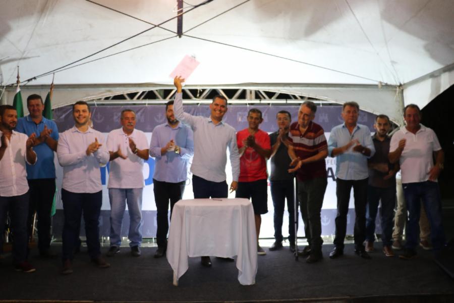 Prefeito assina OS de construção do Parque Linear e inaugura iluminação da Rodovia Norte