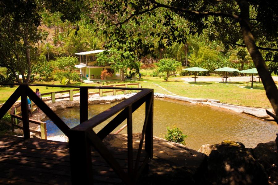 Cachoeira e piscinas de águas naturais formam o cenário de verão no Sítio Água Viva