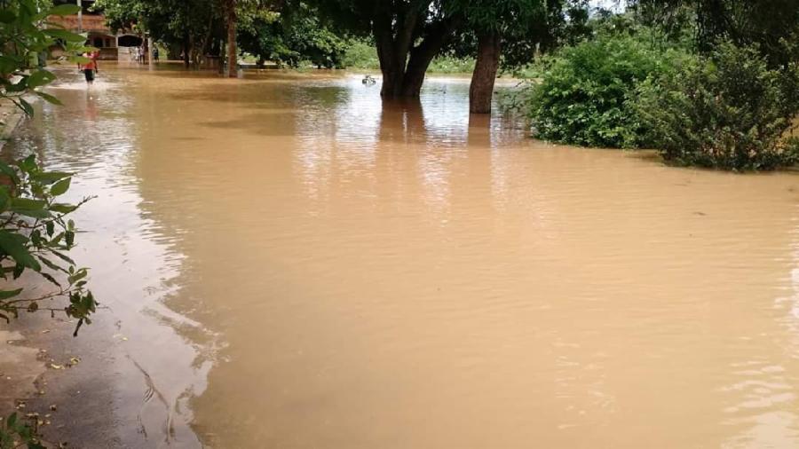 Rio Santo Agostinho transborda e famílias são levadas para abrigo