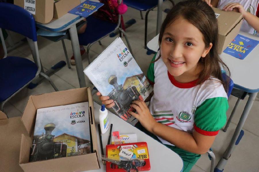 Entrega de kit de material escolar marca o início do ano letivo em Viana