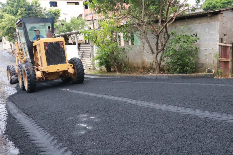 Rua Pires, em Canaã, recebe primeira camada de asfalto