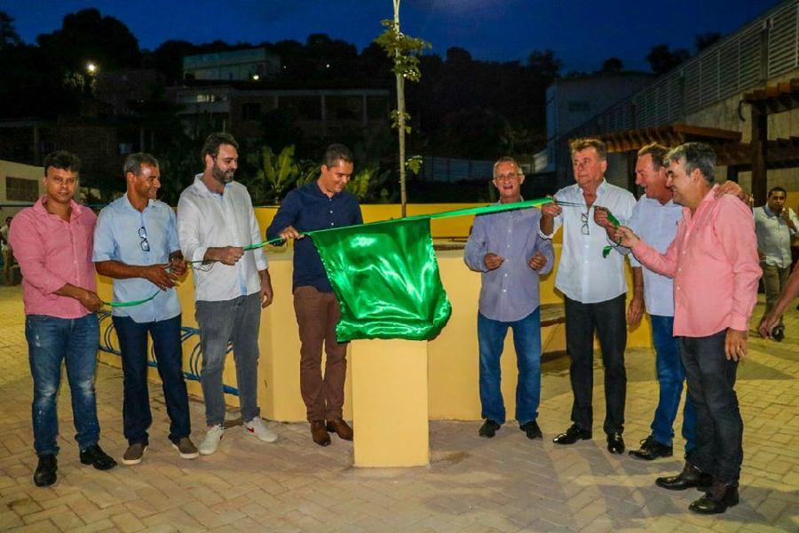 Prefeito inaugura praça e campo em Ipanema e autoriza pavimentação de 12 Ruas em Universal