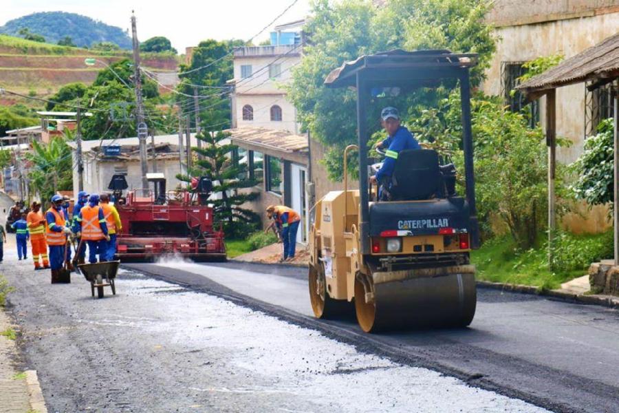 Rua Santos Dumont, em Canaã, recebe segunda camada de asfalto