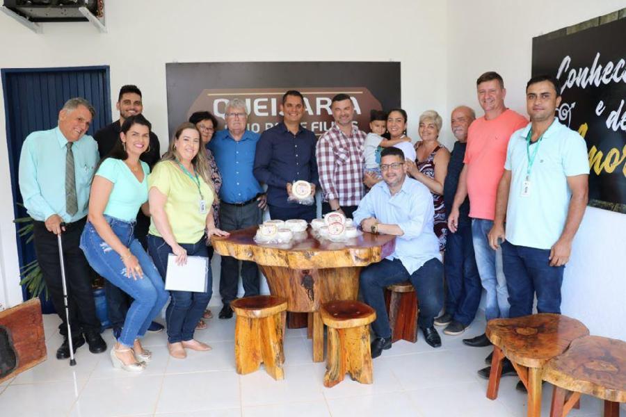 Prefeitura entrega certificado do Serviço de Inspeção Municipal para produtores de queijo