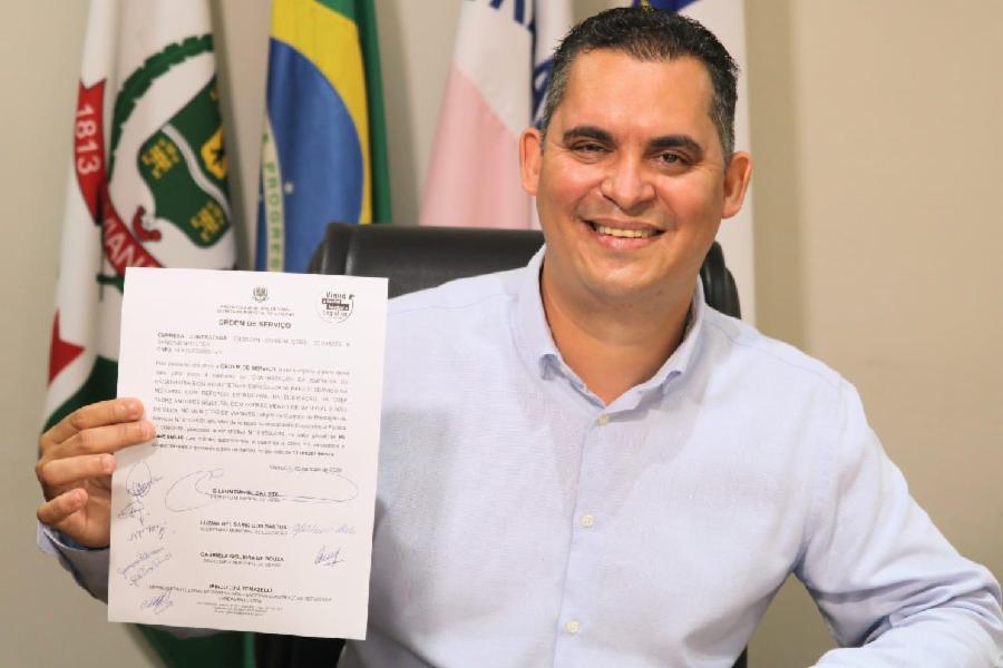 Prefeito assina ordem de serviço em live de prestação de contas da educação