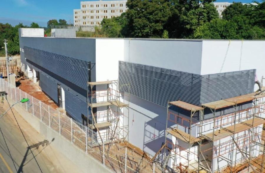 Escola cívico-militar: Equipe de obras inicia pintura do primeiro pavimento