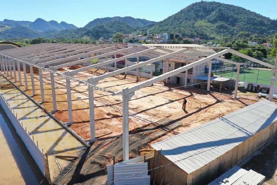 Avançam as obras de construção do pavilhão de eventos do Parque de Exposições de Viana