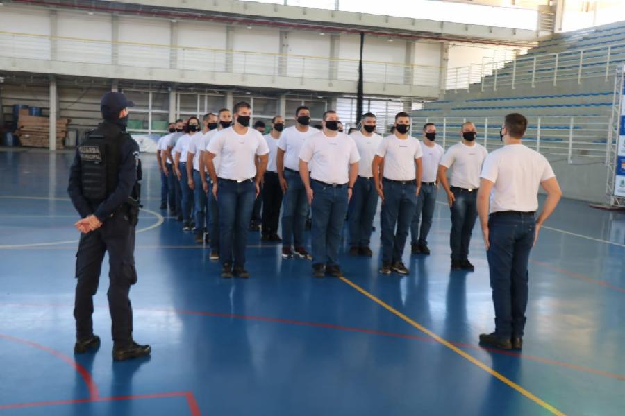 Alunos da guarda municipal celebram o encerramento do curso de formação