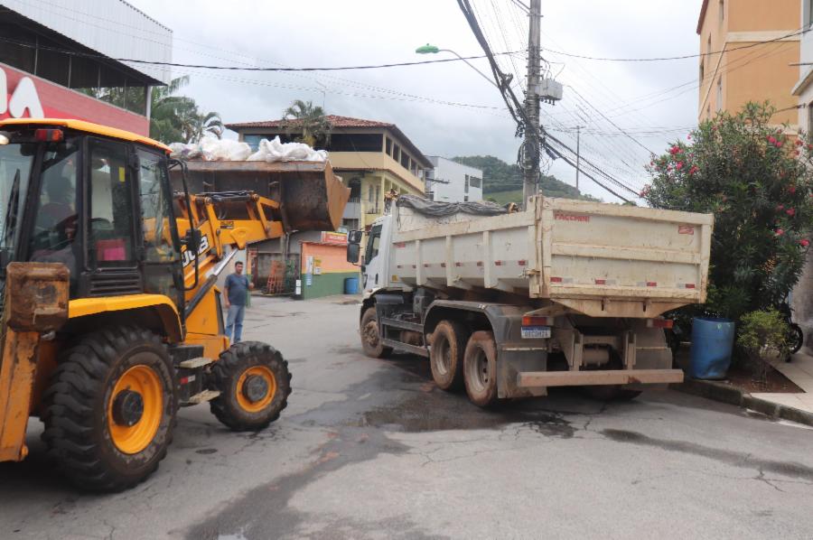 Serviços Urbanos recolhe lixo doméstico durante greve dos motoristas de caminhão de lixo