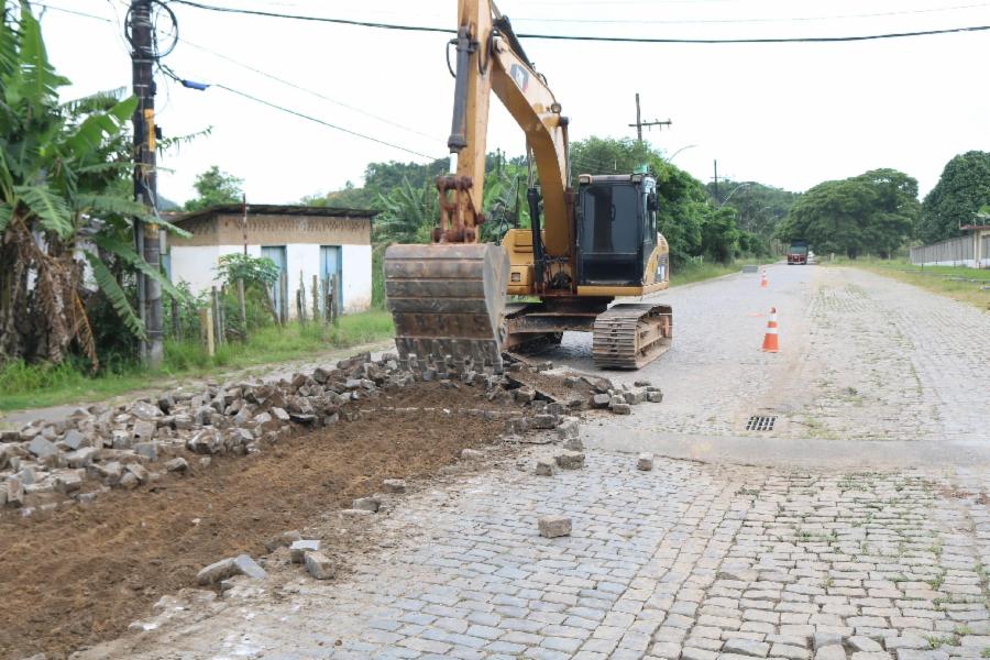 Secretaria de Obras inicia intervenções para pavimentação da Rua Erwin Balle, em Jucu