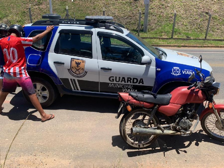 Guarda prende dupla suspeita de praticar assaltos com arma falsa em Viana