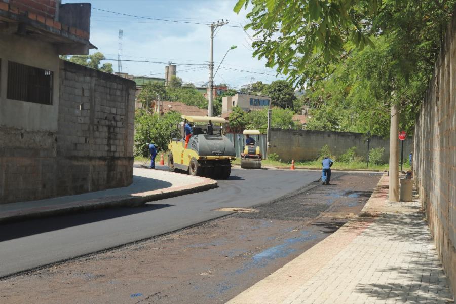 Rua Santa Clara, em Campo Verde, recebe camada de asfalto