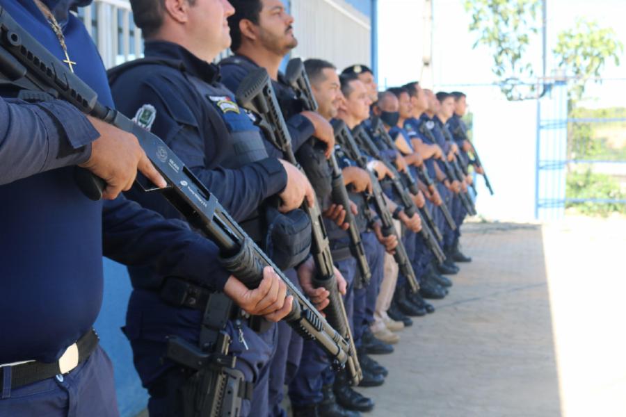 Guardas participam de treinamento com armas de uso exclusivo das forças armadas