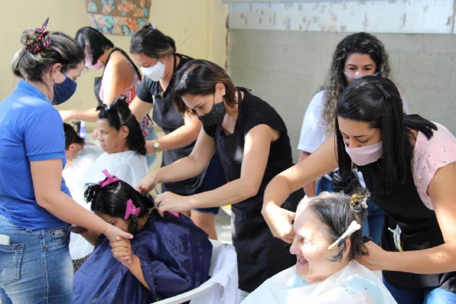 Alunos do curso de Cabeleireiro oferecem dia de beleza em Lar de Viana