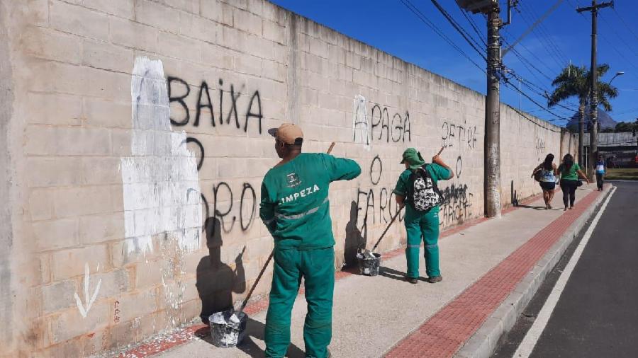 Serviços Urbanos apaga pichações em muros da cidade