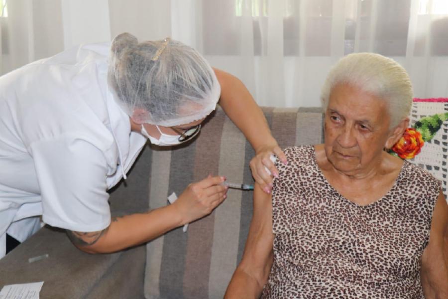 Mutirão de vacinação contra a Covid-19 para idosos a partir de 83 anos neste sábado (20)