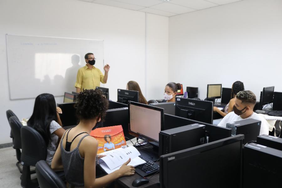 Alunos do curso de informática básica participam do 1º dia aula