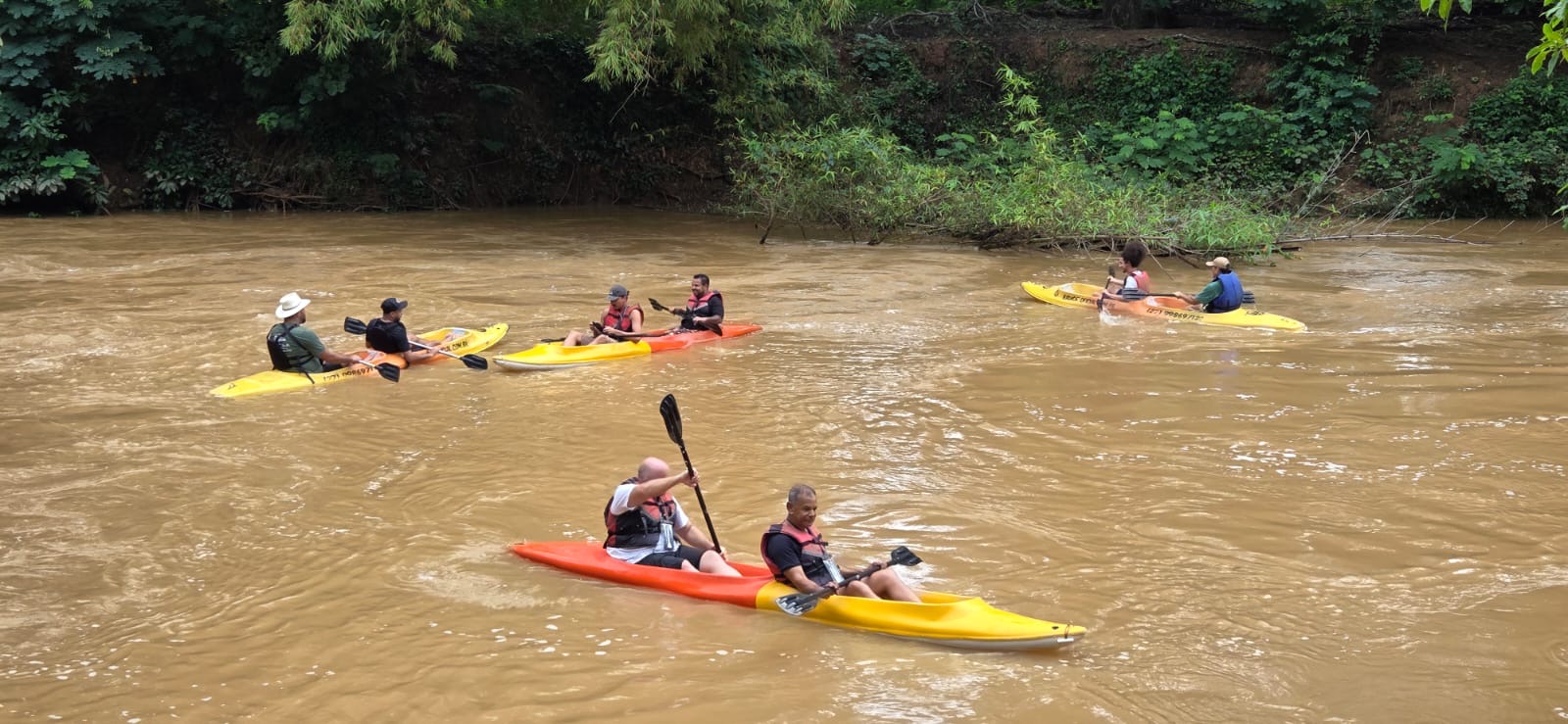 Remadas, natureza e adrenalina: descida de caiaque no Rio Jucu inaugura nova rota do turismo de aventura em Viana